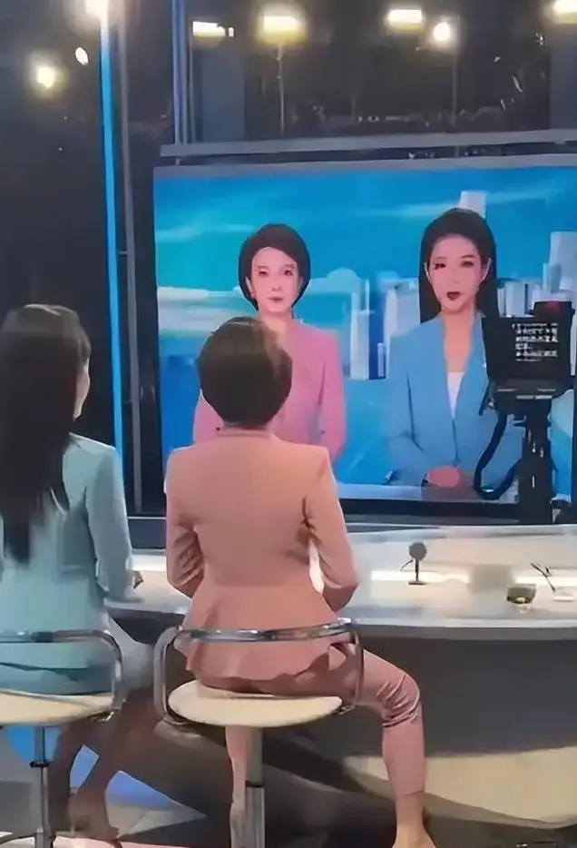 为什么新闻联播主持人从不低头念稿，他们难道全背下来了吗？