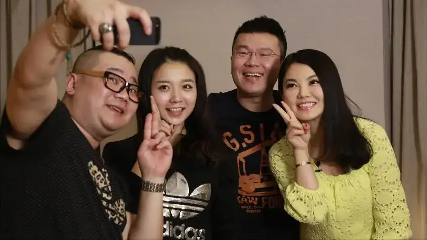住一晚8万的酒店，2婚2离被传身家5千亿的李湘，究竟有多快乐？