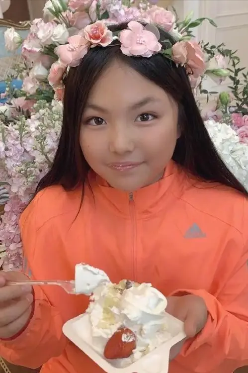 住一晚8万的酒店，2婚2离被传身家5千亿的李湘，究竟有多快乐？