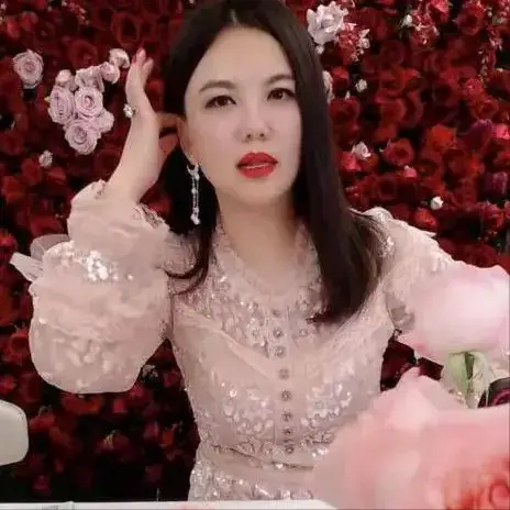 住一晚8万的酒店，2婚2离被传身家5千亿的李湘，究竟有多快乐？