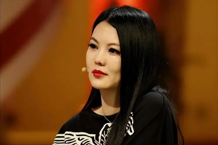 住一晚8万的酒店，2婚2离被传身家5千亿的李湘，究竟有多快乐？