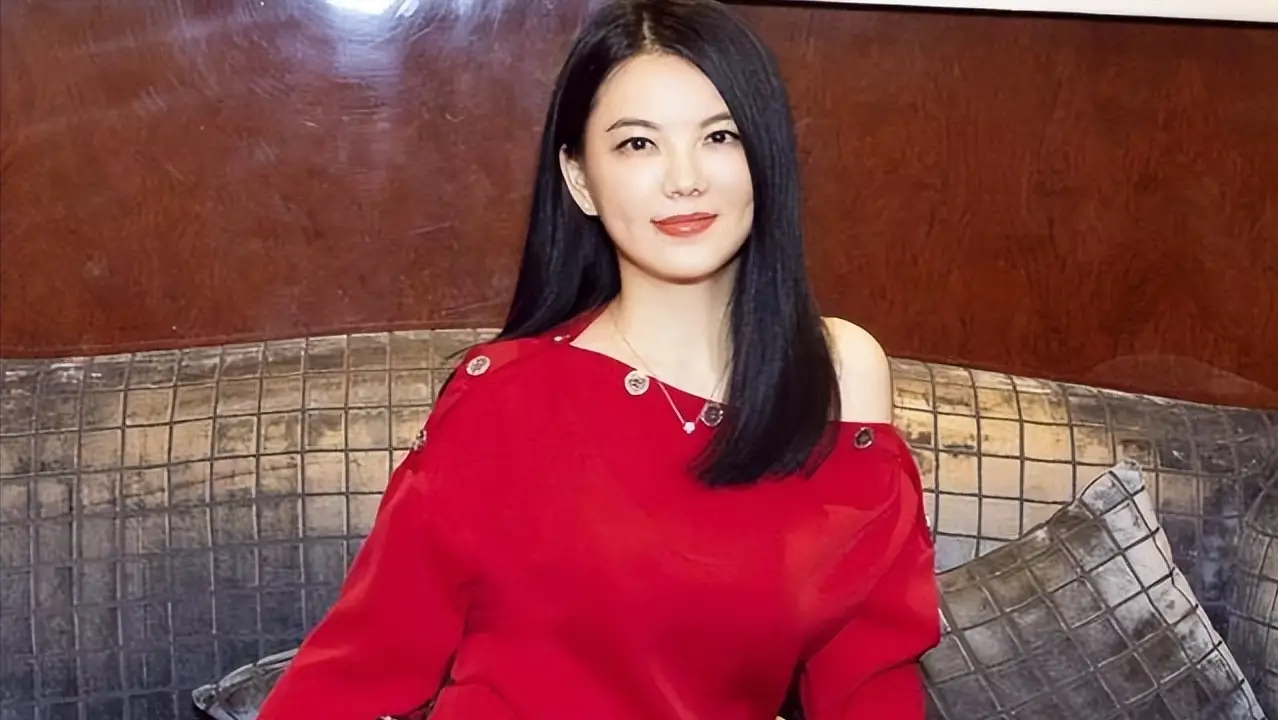 住一晚8万的酒店，2婚2离被传身家5千亿的李湘，究竟有多快乐？