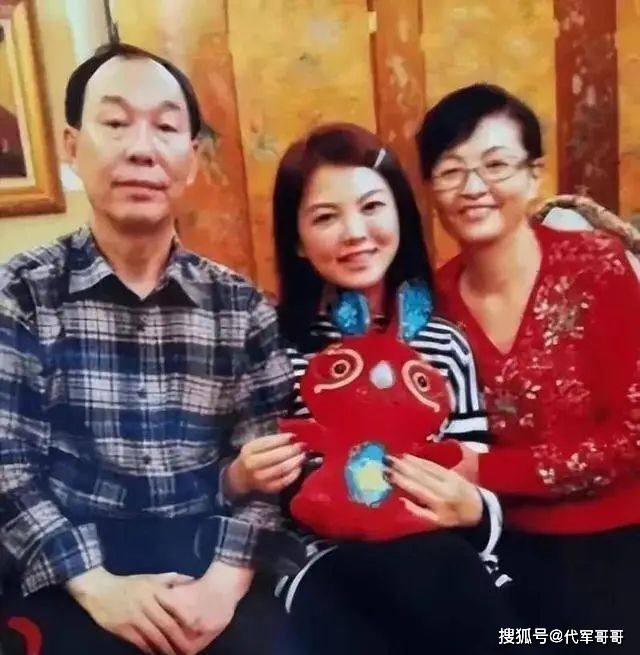 47岁李湘官宣退休，两婚两离，身家过亿，网友：她才是真正人生赢家