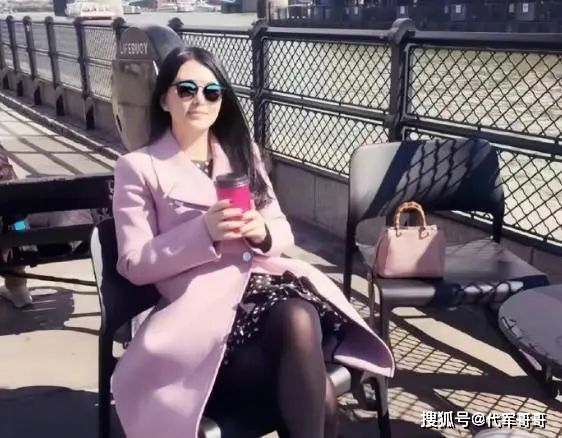 47岁李湘官宣退休，两婚两离，身家过亿，网友：她才是真正人生赢家