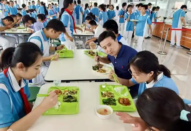 日供50万份校园午餐发臭，上海多校学生呕吐引监管介入！