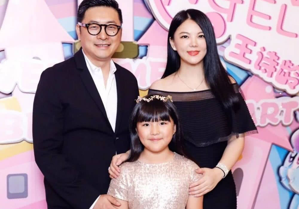 李湘离婚风波后首现身 与陌生男子驾豪车出行发生剐蹭