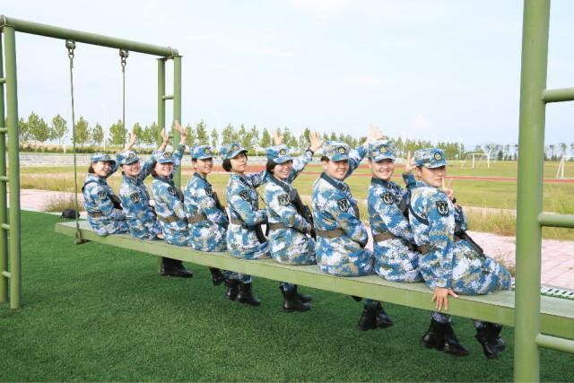 探访辽宁舰女兵的日常 气质超群 巾帼不让须眉