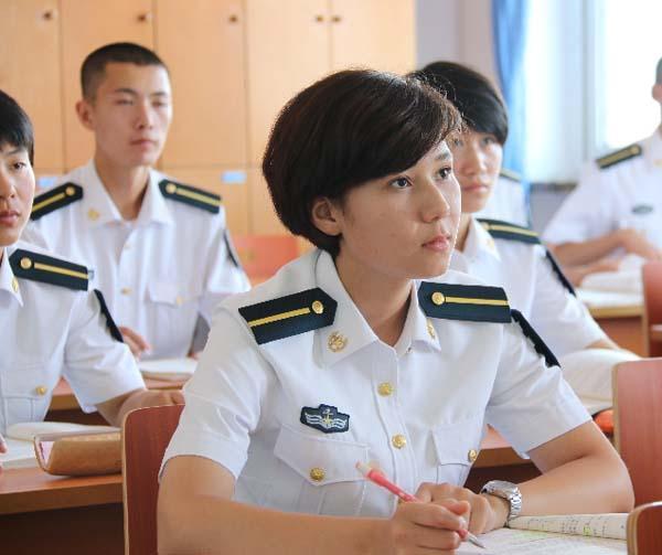 探访辽宁舰女兵的日常 气质超群 巾帼不让须眉
