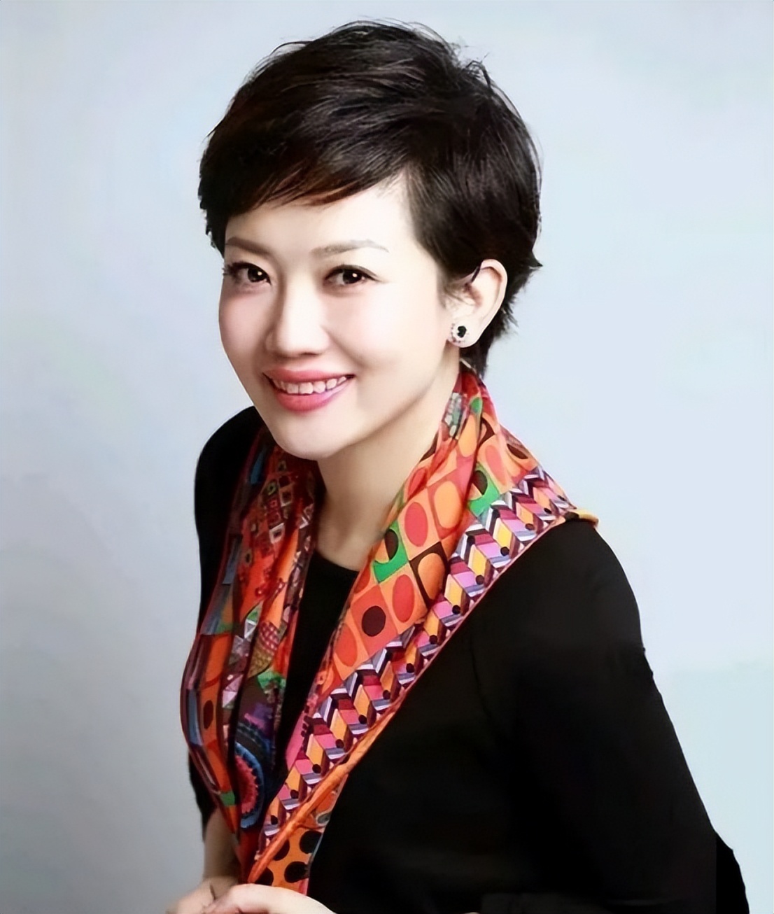 央视美女主持人王端端：嫁给同行丈夫很幸福，直播时落泪被质疑