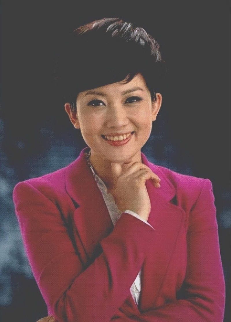 央视美女主持人王端端：嫁给同行丈夫很幸福，直播时落泪被质疑