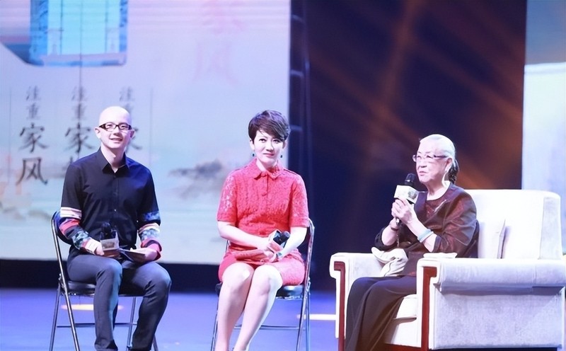 央视美女主持人王端端：嫁给同行丈夫很幸福，直播时落泪被质疑
