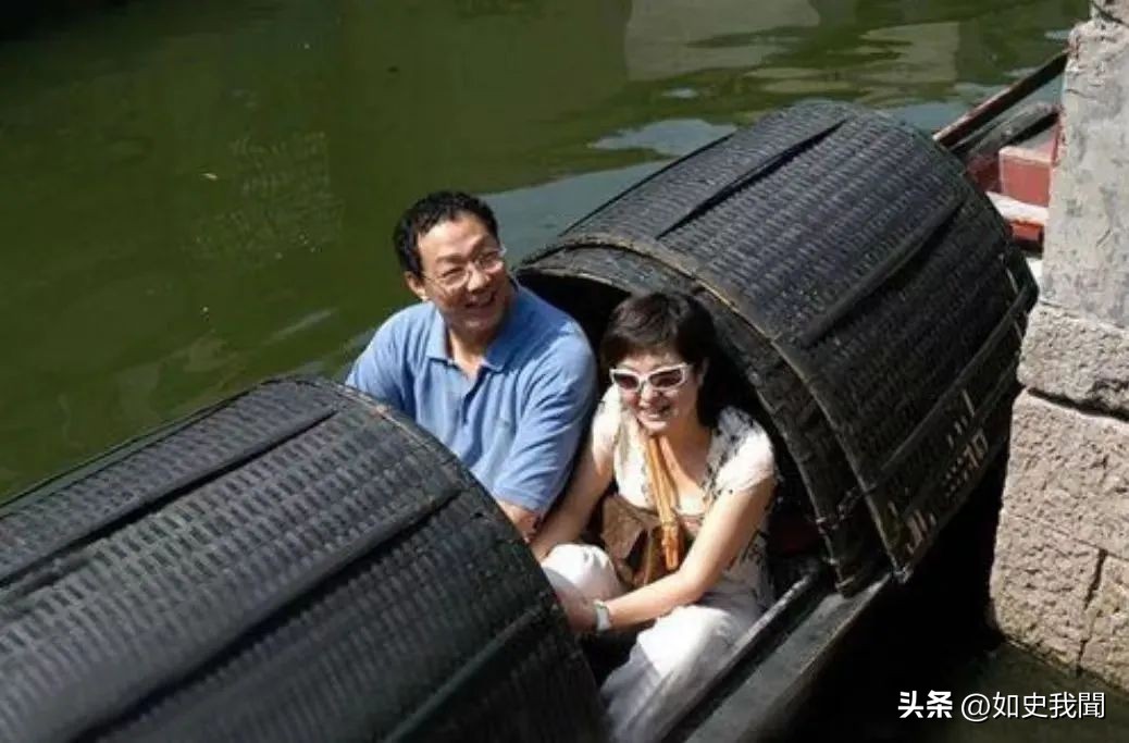 张泉灵：嫁大她18岁的丈夫李铁，辞职央视后，做投资实现财富自由