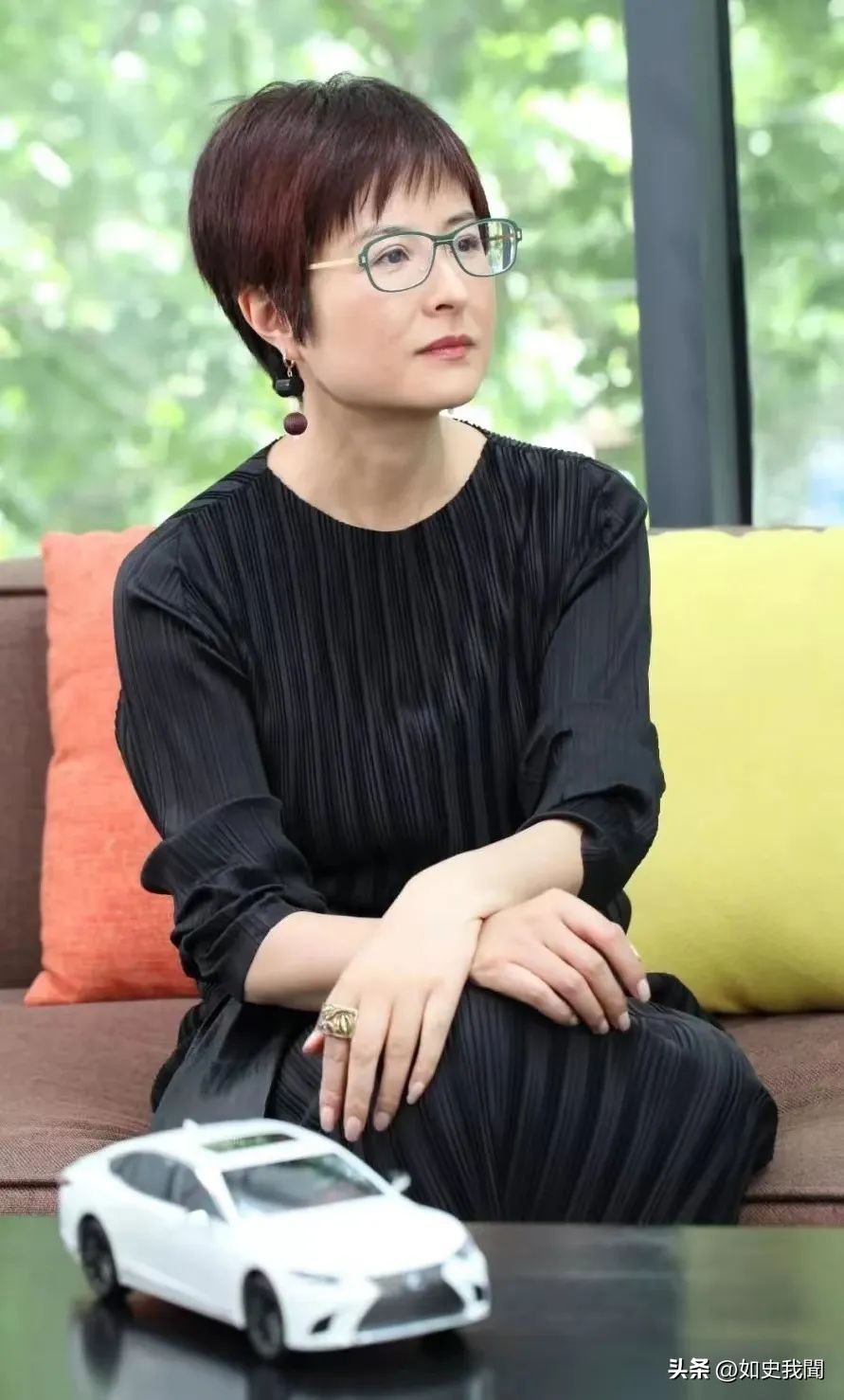 张泉灵：嫁大她18岁的丈夫李铁，辞职央视后，做投资实现财富自由