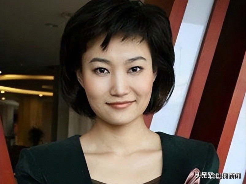 贷款上班20年，为了形象戴假发出镜，央视主持人李梓萌如今怎样了