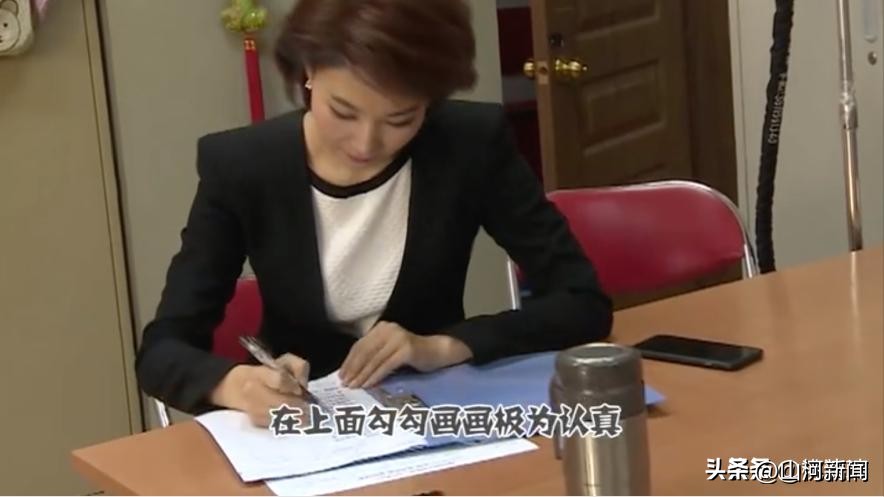 贷款上班20年，为了形象戴假发出镜，央视主持人李梓萌如今怎样了