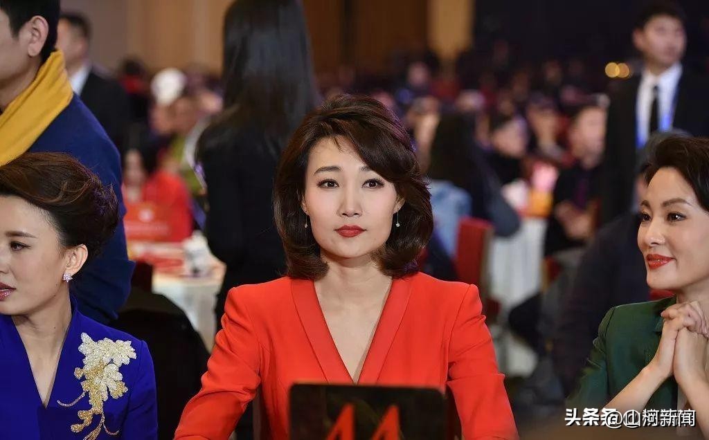 贷款上班20年，为了形象戴假发出镜，央视主持人李梓萌如今怎样了