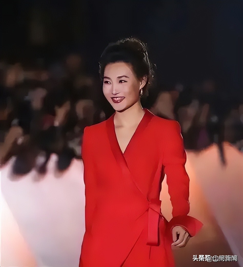 贷款上班20年，为了形象戴假发出镜，央视主持人李梓萌如今怎样了