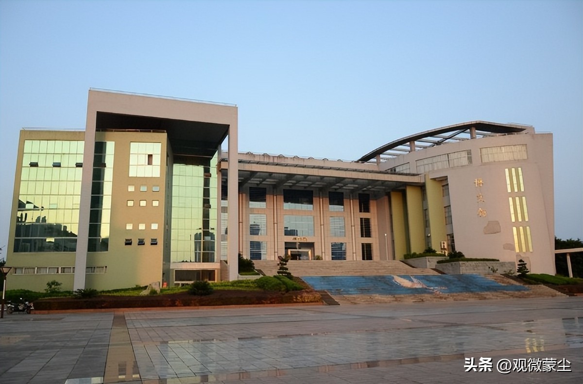 重庆这所学院要升大学了？2025年刚够资格，卡在师资和科研上
