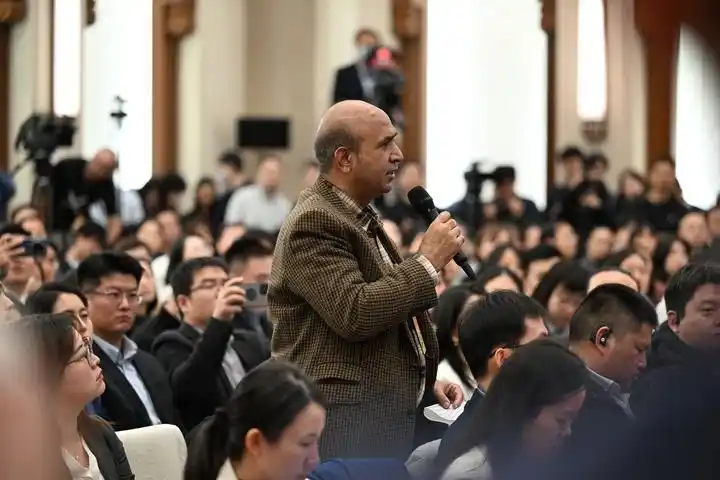 中外记者采访两会热情高涨