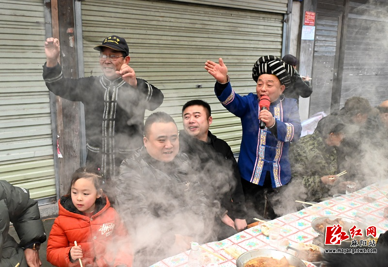 【新春走基层】吕家坪社区：长河号子声震天  百家宴里迎新春