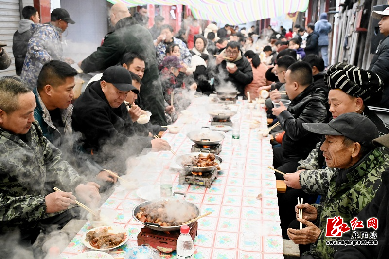 【新春走基层】吕家坪社区：长河号子声震天  百家宴里迎新春