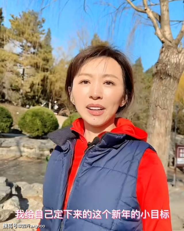 央视女主持欧阳夏丹回归，消失三年首次露面，素颜出镜未回应离职