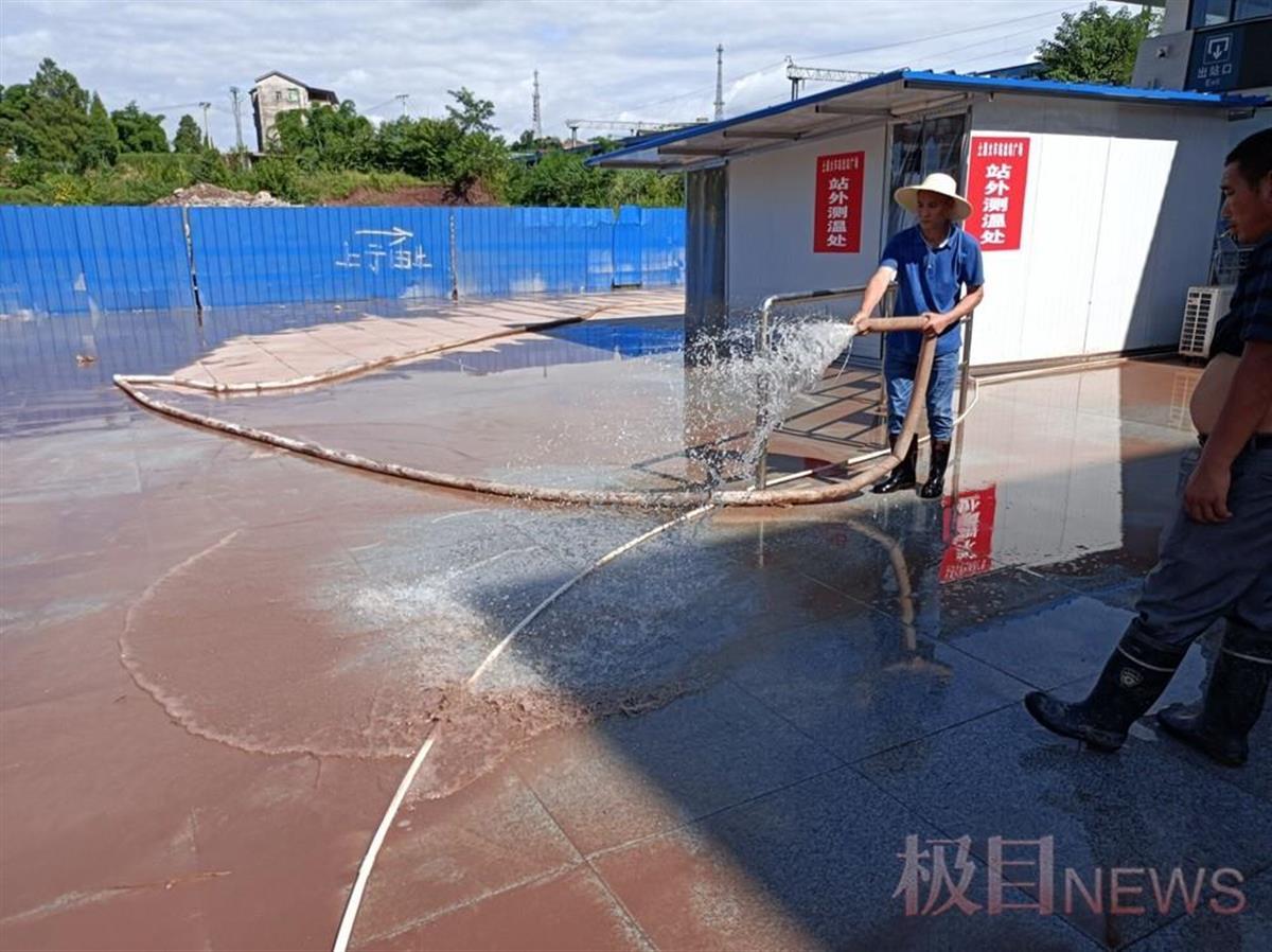 特大暴雨后的四川渠县：火车站淹水后关闭，医院两层楼仍泡在水中