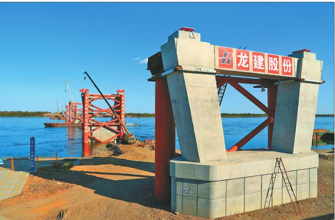 黑河中俄黑龙江大桥建设正酣 桥墩上附有二维码
