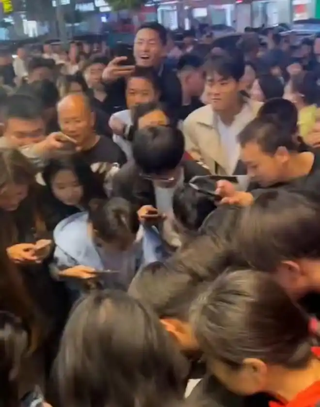 邢台女子步行街怒打小三，大量吃瓜群众围观，事后已被警察带走