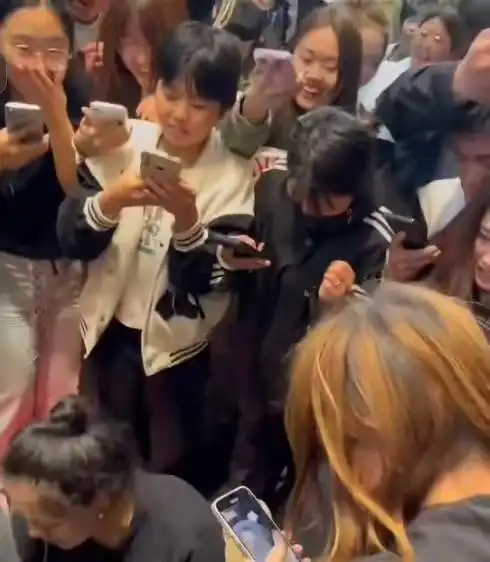 邢台女子步行街怒打小三，大量吃瓜群众围观，事后已被警察带走