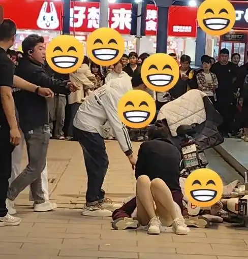 邢台女子步行街怒打小三，大量吃瓜群众围观，事后已被警察带走
