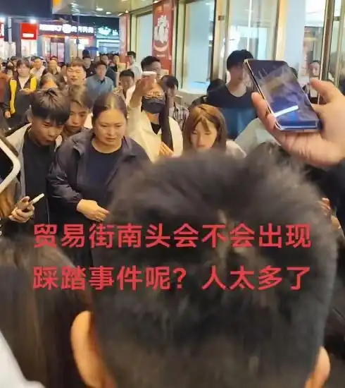 邢台女子步行街怒打小三，大量吃瓜群众围观，事后已被警察带走