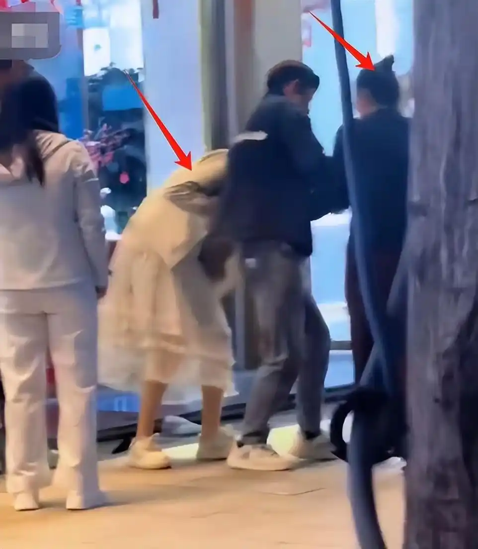 邢台女子步行街怒打小三，大量吃瓜群众围观，事后已被警察带走