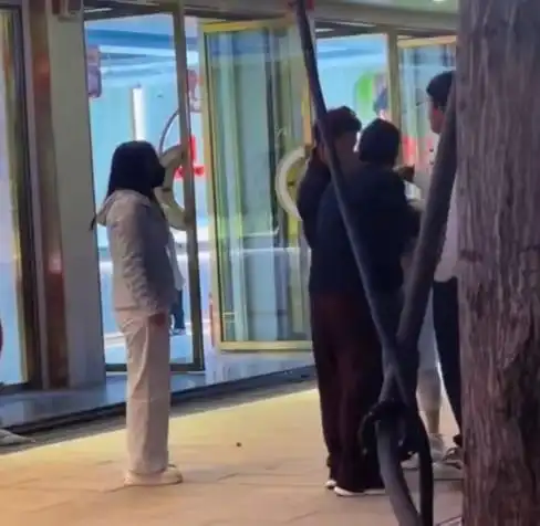 邢台女子步行街怒打小三，大量吃瓜群众围观，事后已被警察带走