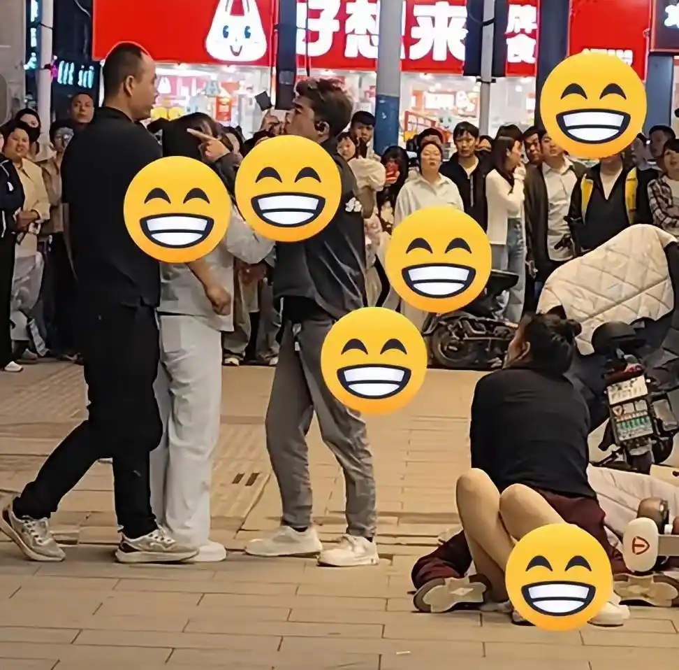 邢台女子步行街怒打小三，大量吃瓜群众围观，事后已被警察带走