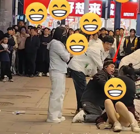 邢台女子步行街怒打小三，大量吃瓜群众围观，事后已被警察带走