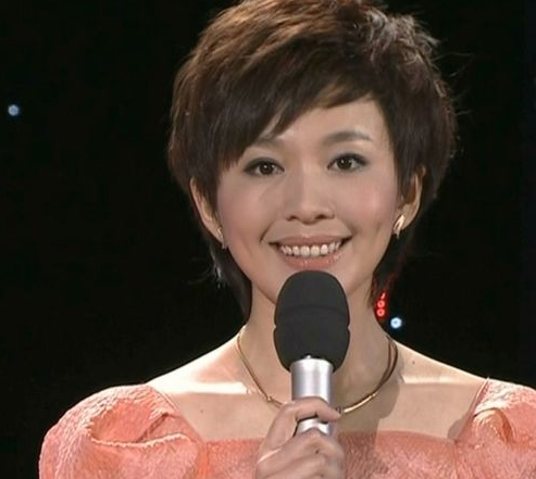 42岁欧阳夏丹一直未婚，是受家庭影响吗？