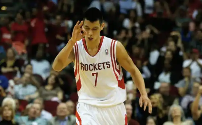 林书豪NBA生涯总薪资超6500万美元，曾获得NBA总冠军，“林疯狂”时期名场面：面对科比狂轰38分，0.5秒绝杀猛龙