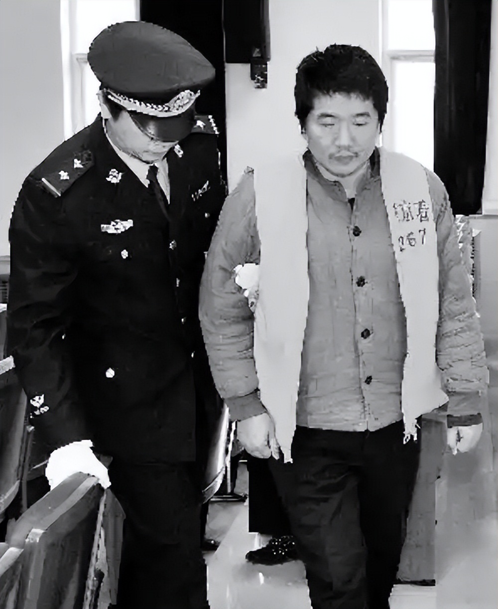 1993年中俄列车劫案：一车乘客被匪徒多次洗劫，女客多遭折磨