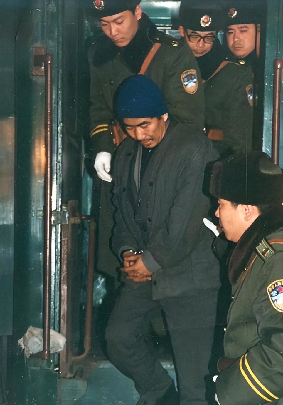 1993年中俄列车劫案：一车乘客被匪徒多次洗劫，女客多遭折磨