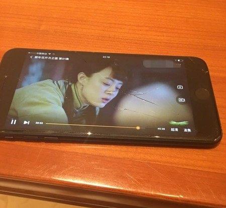 孙俪新剧摸男主屁股，邓超吃醋在家摔手机！网友：醋坛子翻了