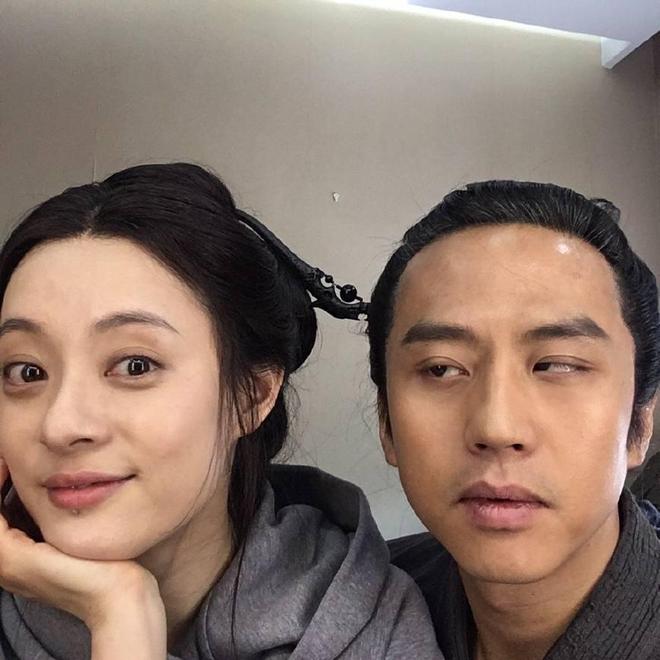孙俪新剧摸男主屁股，邓超吃醋在家摔手机！网友：醋坛子翻了