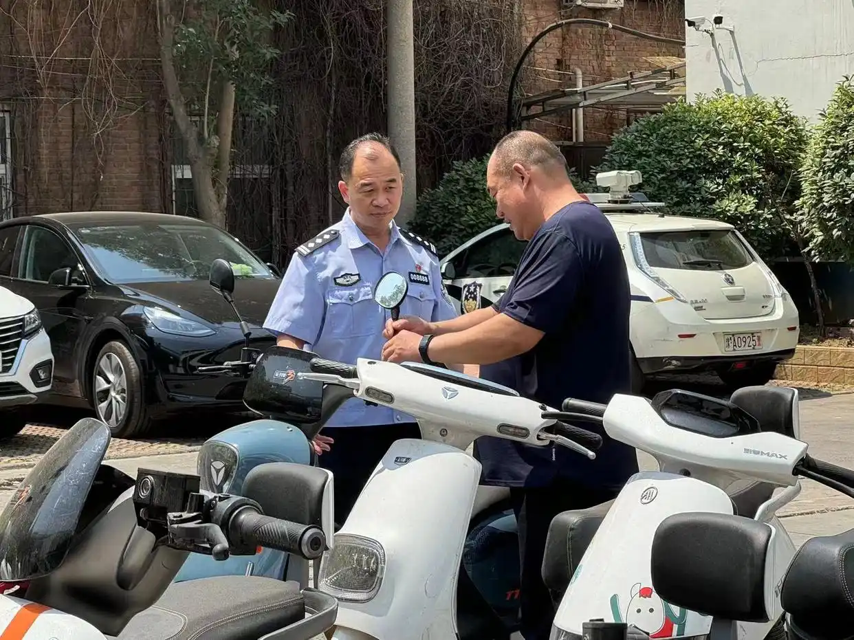 郑州金水警方举行被盗电动车发还仪式
