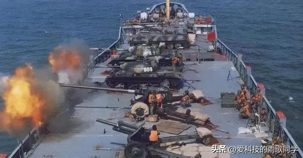 96年台海军演有多悲壮？坦克大炮搬上货船，登陆艇不够渔船来凑！