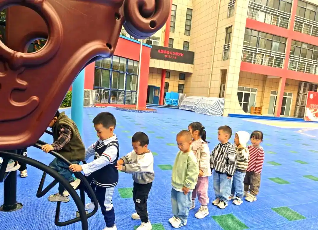 幼小衔接中孩子们的“排队”趣味探索之旅