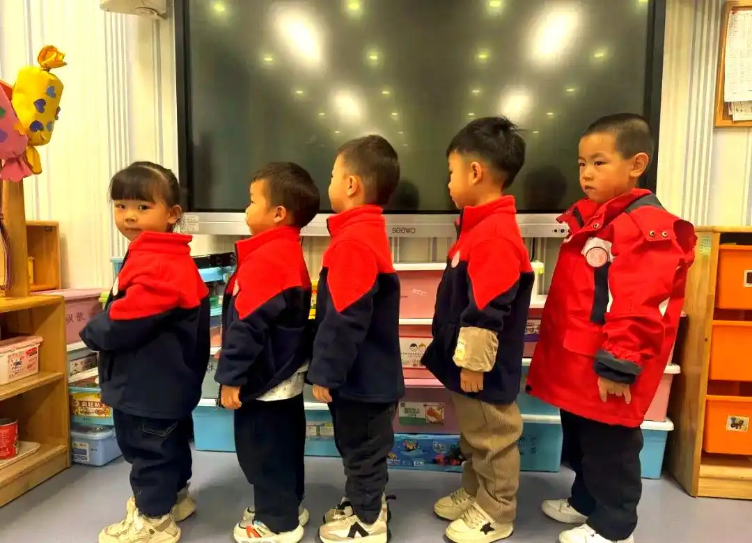 幼小衔接中孩子们的“排队”趣味探索之旅