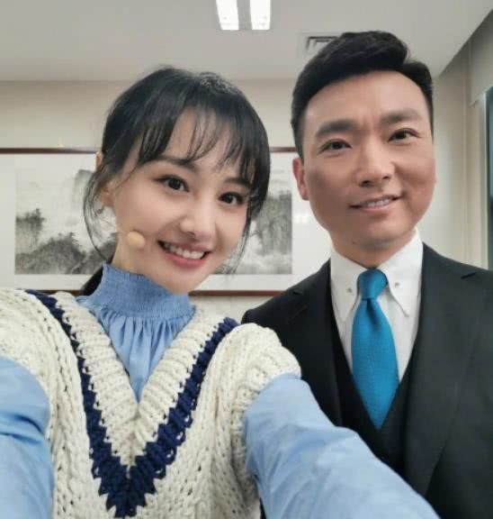 继亮相《一堂好课》后，郑爽上央视连线欧阳夏丹，观众：重回巅峰