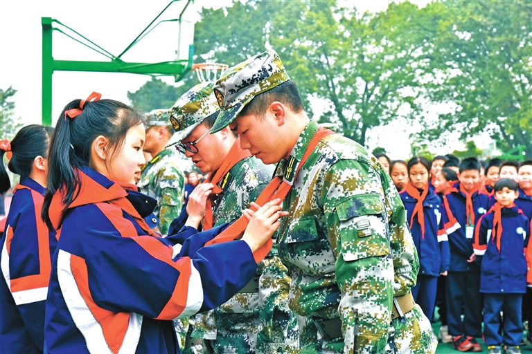 大渡口：时代楷模顶天立地 先进典型铺天盖地