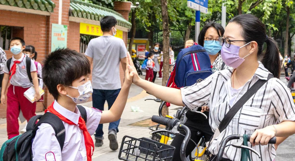 伍姓爸爸给娃取名“伍拾忆”，妈妈的名字更奇葩，网友笑出后槽牙
