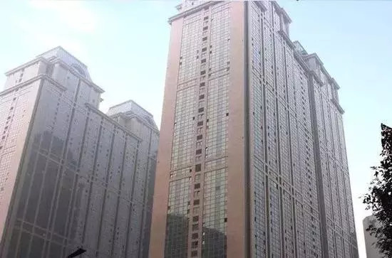 现场直击｜险！天津某高层楼房一女童爬出41层窗外命悬一线！
